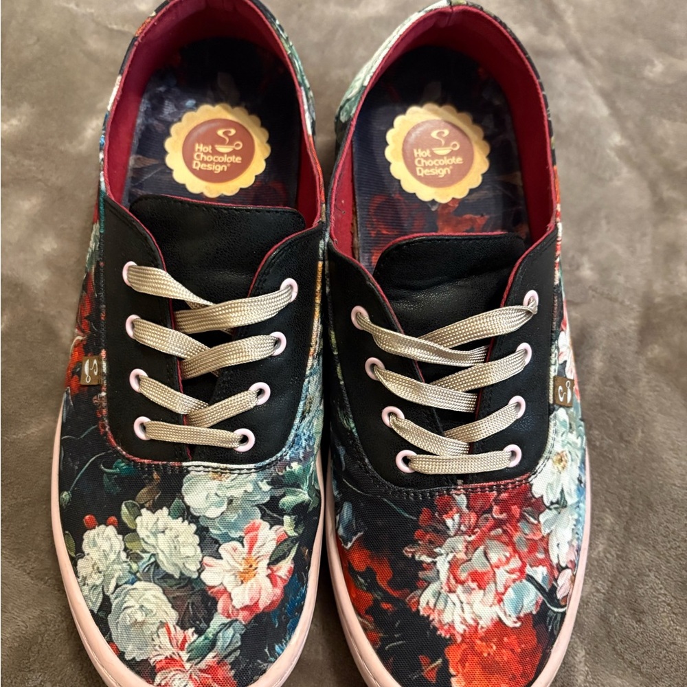 Hot Chocolate Design Women's Floral Sneakers - Black and Pink